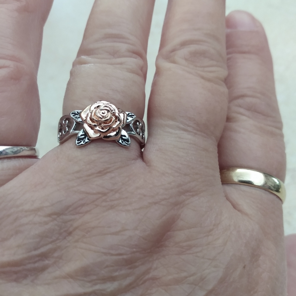 Two tone. Silver floral ring size 10